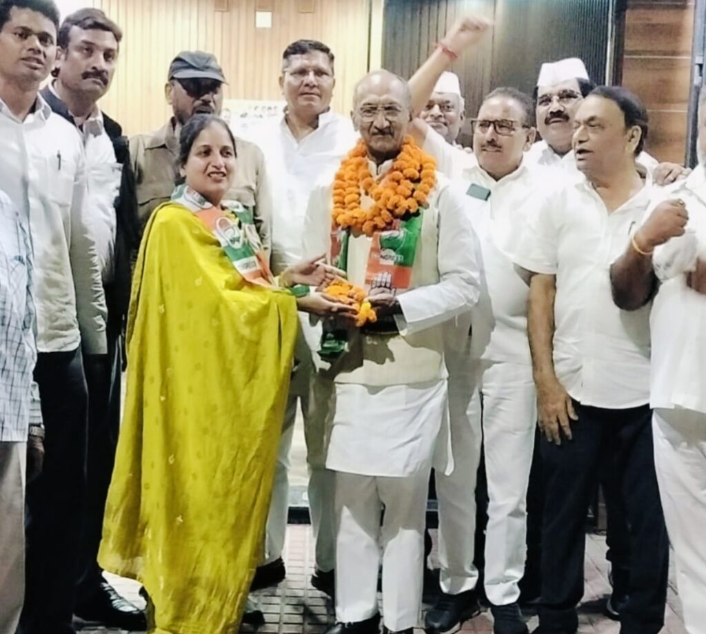 दिल्ली से पांच बार सांसद रह चुके जेपी अग्रवाल का रुड़की पहुंचने पर कांग्रेस कार्यकर्ताओं ने कांग्रेस नेत्री पूजा गुप्ता के नेतृत्व में मलकपुर चुंगी स्थित कैंप ऑफिस पर फूल-मालाओं के साथ किया भव्य स्वागत ,,,