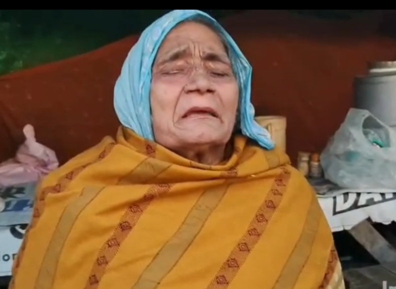 रिश्तो को शर्मसार करने का मामला आया सामने :- नेत्रहीन बुजुर्ग मां को सड़क पर लावारिस हालत में छोड़कर फरार हुई कलयुगी बेटी – मां का रो-रो कर हुआ बुरा हाल,,,